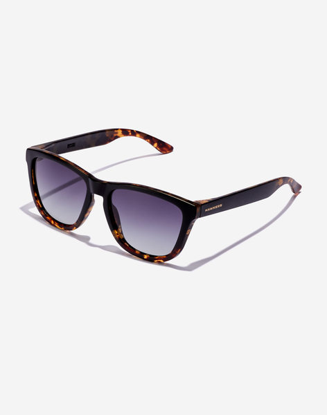 gafas de sol de pasta de color negro y lentes azules