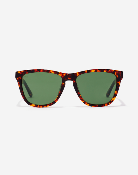 gafas de sol de pasta de color marron y lentes verdes