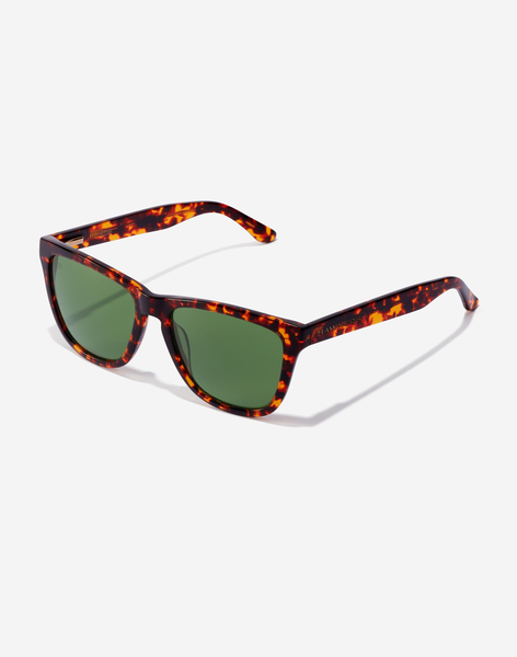 gafas de sol de pasta de color marron y lentes verdes